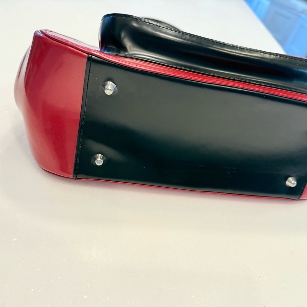 Beijo Women’s Red Patent Leather Shoulder Bag Kiss Lock Close Front Pocket NEW - Picture 6 of 16